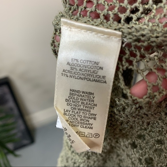 𝅺DKNY Olive Minimalist Green Crochet Knit Cardigan Sweater Deep V Neck Sz XS - Picture 9 of 10